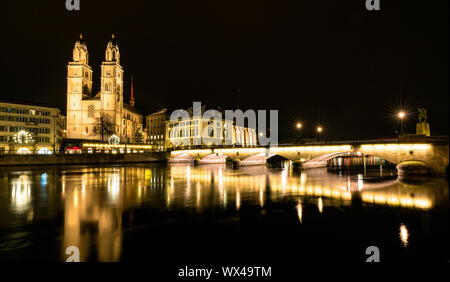 La cathédrale Grossmünster et pont dans la nuit dans le centre-ville de Zurich en Suisse Banque D'Images