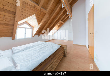 Lumière vive simple moderne, chambre de maître avec sol en parquet et d'articles de penderie et traditi Banque D'Images