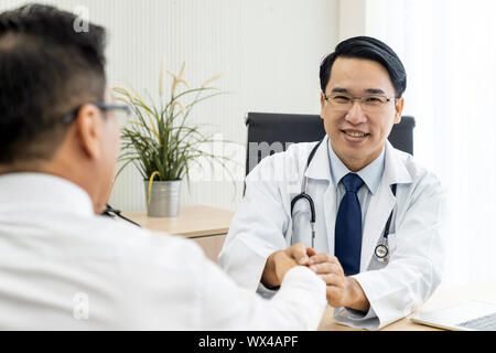 Portrait médecin in medical office Banque D'Images