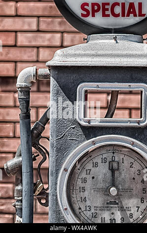 Lowell, Arizona, USA / Juillet 12, 2016 : une pompe à carburant historique à un abndoned gas station Banque D'Images