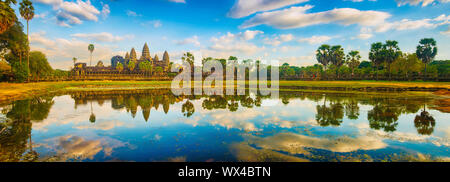 Angkor Wat temple au coucher du soleil. Siem Reap. Le Cambodge. Panorama Banque D'Images