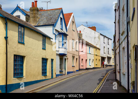 La vue sur la petite rue à Lyme Regis. West Dorset. L'Angleterre Banque D'Images