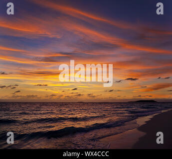 Magnifique coucher de soleil aux Maldives Banque D'Images