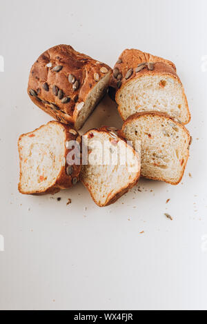 Pain de blé sans levain avec graines de potiron et carottes sur un fond clair. Shot verticale Banque D'Images