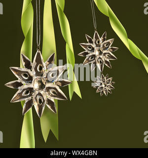 Flocons de cristal avec des rubans verts sur fond sombre Banque D'Images