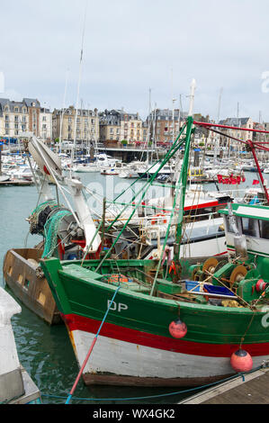 Bateaux de pêche au port de Dieppe en Normandie France Banque D'Images