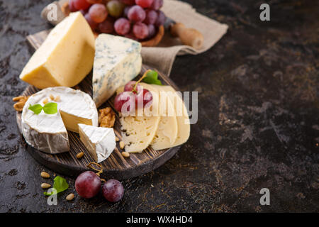 Les écrous et les raisins avec fromage Banque D'Images