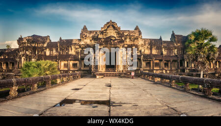 Angkor Wat au coucher du soleil. Siem Reap. Le Cambodge. Panorama Banque D'Images