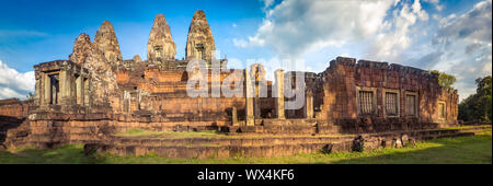 Temple Pre Rup au coucher du soleil. Siem Reap. Le Cambodge. Panorama Banque D'Images