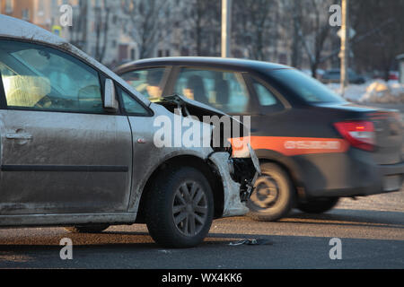 Voiture cassée à la croisée des chemins Banque D'Images