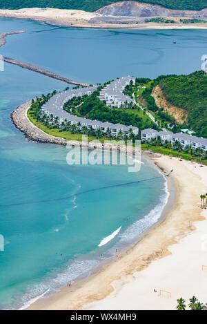 Bungalow resort dans une rangée sur la plage Banque D'Images