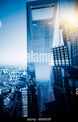 Immeuble de bureaux dans les tons bleus Banque D'Images