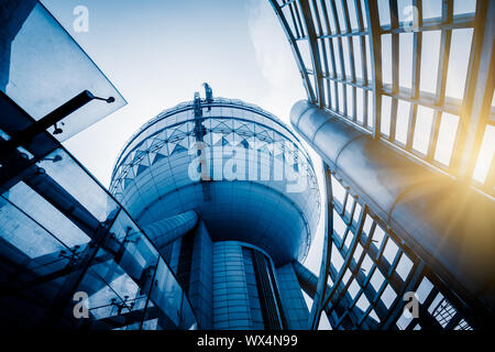 Immeuble de bureaux dans les tons bleus Banque D'Images