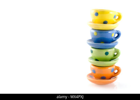 Pile de tasse et soucoupes de couleur Banque D'Images