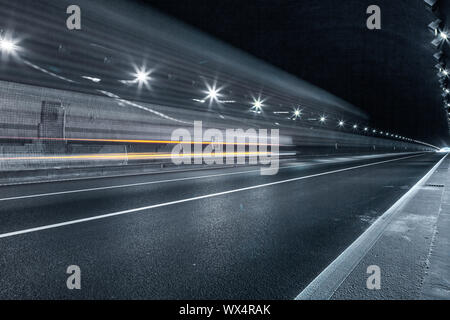 Voiture roulant through tunnel Banque D'Images