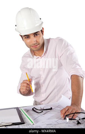 Young architect holding blueprints sur crayon avec des croquis de projets. Banque D'Images