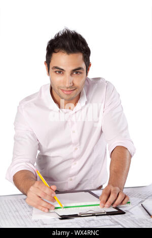 Jeune architecte au travail, sur les bleus avec des croquis de projets. Banque D'Images