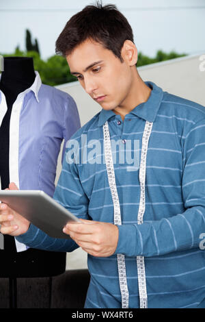 Tailleur masculin Holding Tablet PC Banque D'Images