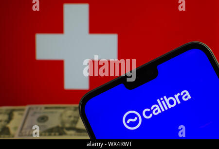 Calibra Facebook logo wallet sur le smartphone avec dollar notes et le pavillon de la Suisse à l'arrière-plan flou. Concept photo. Banque D'Images