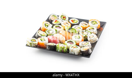 Assortiment de rouleaux de sushi japonais sashimi et maki nigiri isolated on white Banque D'Images