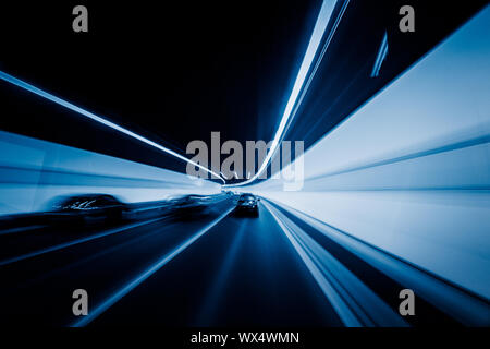 Voiture roulant through tunnel Banque D'Images