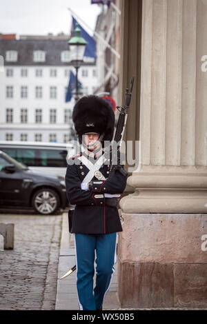 La vie royale danoise Gardiens du Palais d'Amalienborg à Copenhague, Danemark Banque D'Images