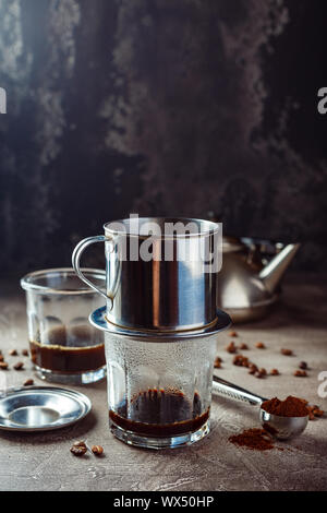 Café vietnamien dans verre tasses à café métal traditionnel et phin. Méthode traditionnelle de fabrication du café vietnamien Banque D'Images