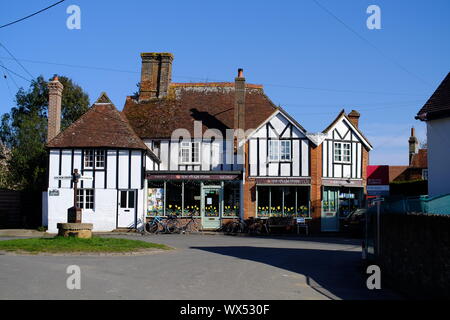 Magasins de village mûrs, East Sussex, UK. Petit village appartenant à la communauté boutique et bureau de poste. Banque D'Images