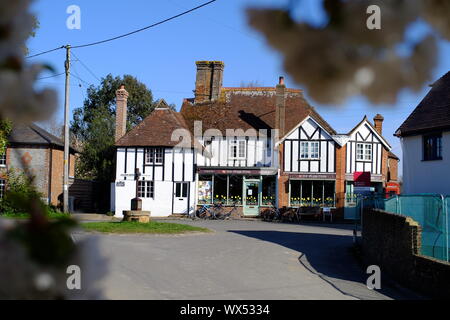 Magasins de village mûrs, East Sussex, UK. Petit village appartenant à la communauté boutique et bureau de poste. Banque D'Images