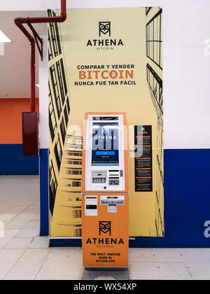 Buenos Aires - Argentine, le 6 juillet 2019 : Athena ATM Bitcoin en supermarché Wallmart à Villa Urquiza. Cryptocurrency cash machine Banque D'Images