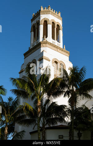 Le soleil couchant fait ressortir un côté d'un clocher blanc et palmiers - Eglise Notre Dame des Douleurs dans la région de Santa Barbara, Californie Banque D'Images