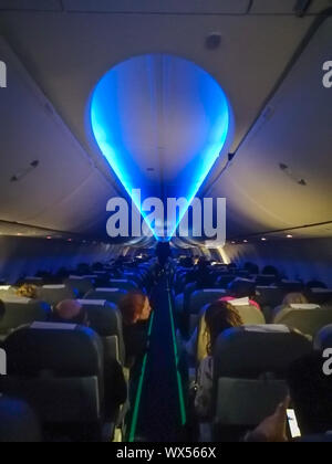 Ezeiza, Province de Buenos Aires - Argentine, le 25 juillet 2019 : Boeing 737 intérieur cabine nuit lumières Banque D'Images