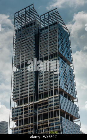 Singapour - Mars 20, 2019 : Libre de gratte-ciel moderne tours de JW Marriott Hotel sous ciel bleu avec des nuages blancs. Banque D'Images