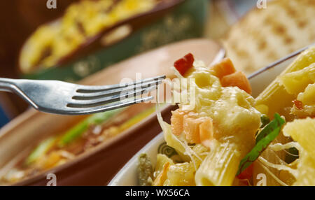Penne au poulet Tex Mex au fromage Banque D'Images