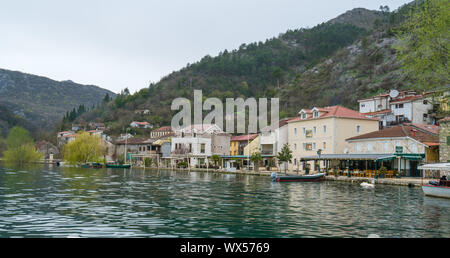 Maisons sur le port de Rijeka Crnojevica Banque D'Images