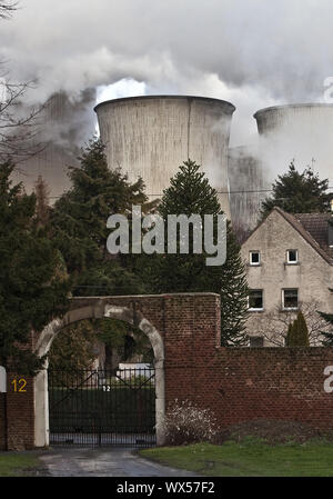 Maison quartier résidentiel en face de brown coal power station Niederaußem, Bergheim, Allemagne, Europe Banque D'Images