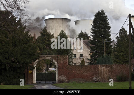 Maison quartier résidentiel en face de brown coal power station Niederaußem, Bergheim, Allemagne, Europe Banque D'Images