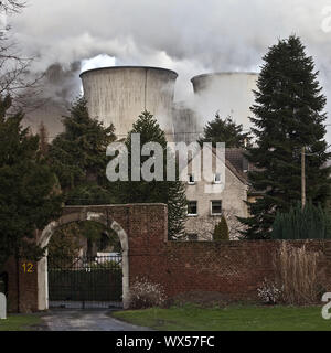 Maison quartier résidentiel en face de brown coal power station Niederaußem, Bergheim, Allemagne, Europe Banque D'Images