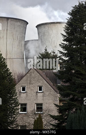 Maison quartier résidentiel en face de brown coal power station Niederaußem, Bergheim, Allemagne, Europe Banque D'Images