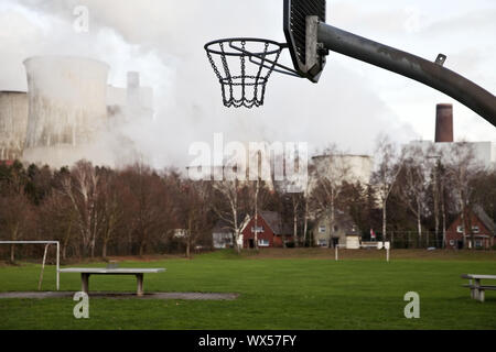 Désert, terrain de sport en face de brown coal power station Niederaußem, Bergheim, Allemagne, Europe Banque D'Images