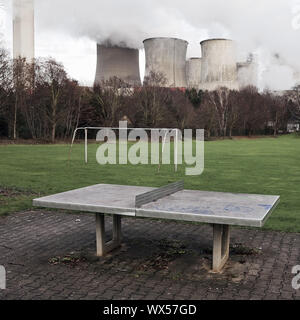 Désert, terrain de sport en face de brown coal power station Niederaußem, Bergheim, Allemagne, Europe Banque D'Images