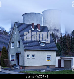 Maison quartier résidentiel en face de brown coal power station Niederaußem, Bergheim, Allemagne, Europe Banque D'Images