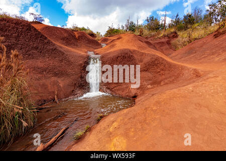 Terre rouge Falls cascade sur le basalte riche en fer dans la région de Waimea Canyon State Park, Kauai, Hawaii, United States Banque D'Images