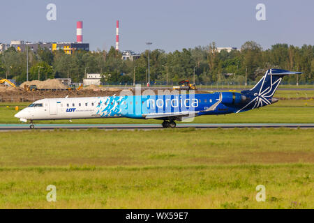 Varsovie, Pologne - 26 mai 2019 : Nordica Bombardier CRJ-900 avion à l'aéroport de Varsovie (WAW) en Pologne. Banque D'Images