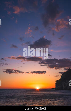 Magnifique coucher de soleil sur les falaises de Petrovac Banque D'Images