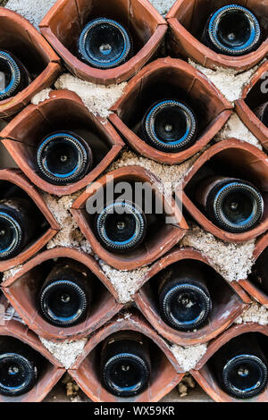 Stockage des bouteilles de vin fait maison Banque D'Images