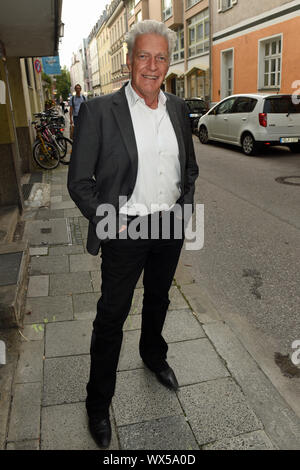 Munich, Allemagne. 16 Sep, 2019. Le présentateur Max Moor vient à la présentation de la série TV 'Prost Mortem - La dernière ronde' dans le théâtre rationnelle. Credit : Ursula Düren/dpa/Alamy Live News Banque D'Images