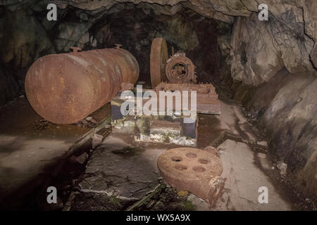 Pièces métalliques en cave de vieilles machines compresseur World War One Banque D'Images