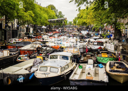 Amsterdam, de nombreux bateaux flottant dans l'eau du canal de la rivière Holland Banque D'Images