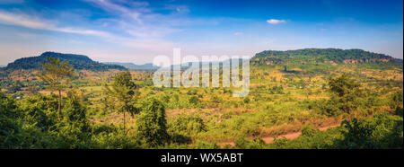 Vue depuis la montagne Phnom Kulen. Paysage cambodgien. Panorama Banque D'Images